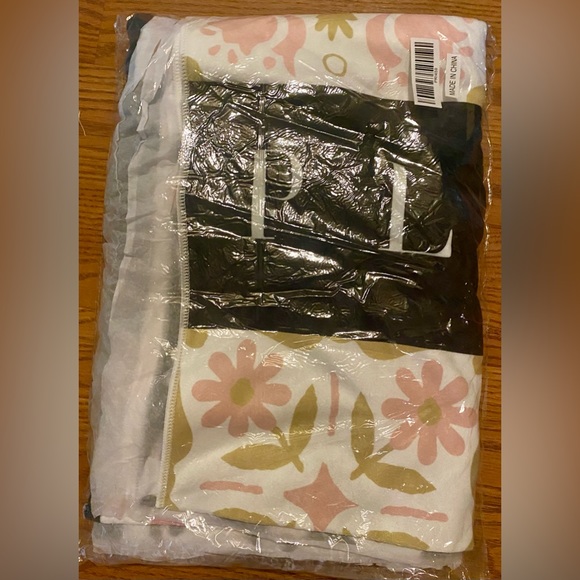 BNIB - Plunder Oversized Beach Towel - Picture 2 of 4